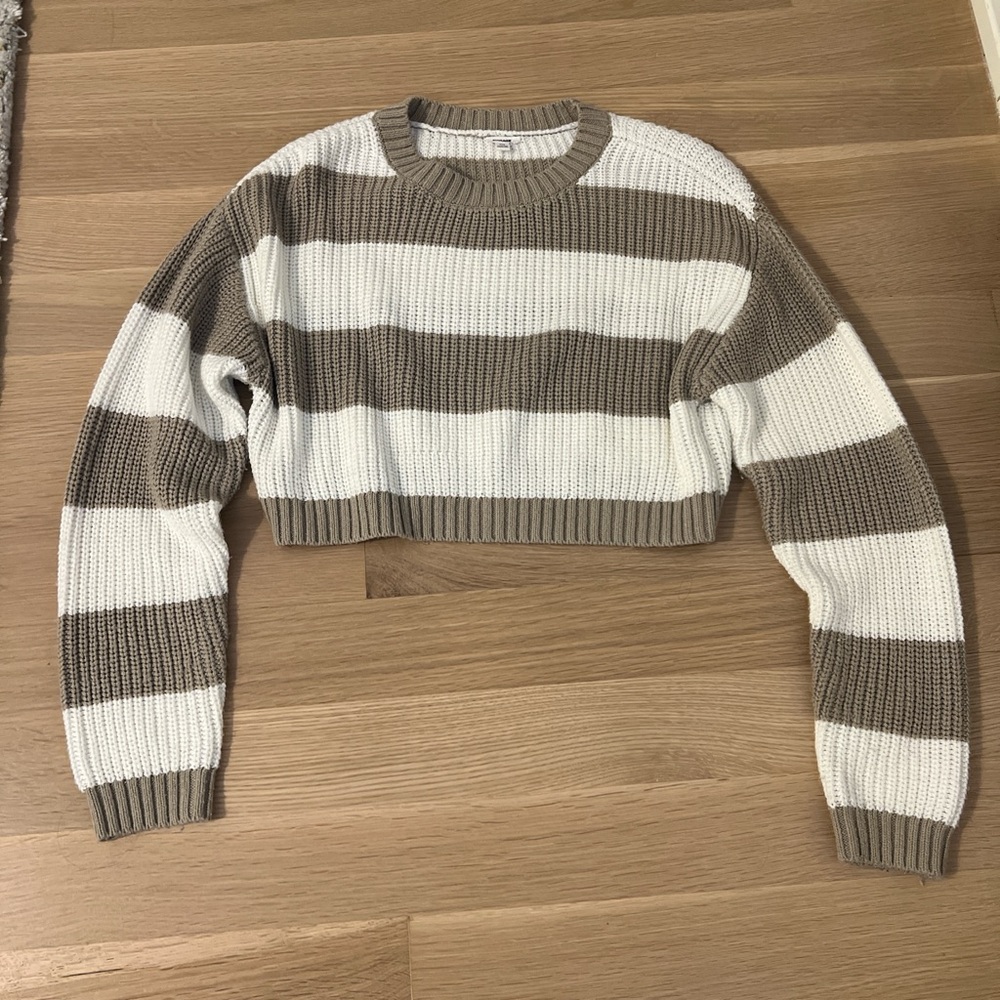 Great condition has almost invisible pilling on the back of the left sleeve.